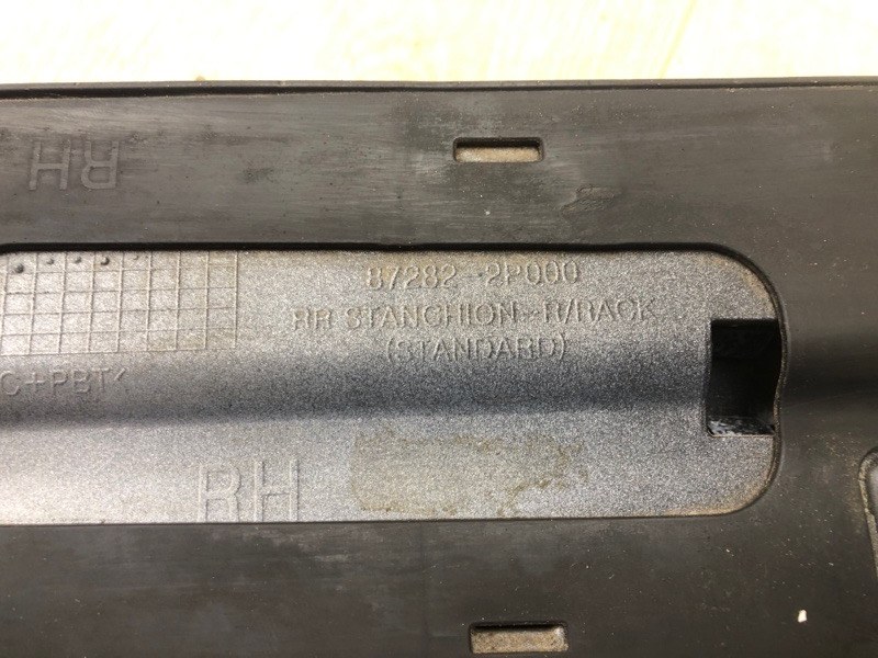 Заглушка рейлинга задняя правая SORENTO XM 09-14 2012 XM 2.4 G4KJ