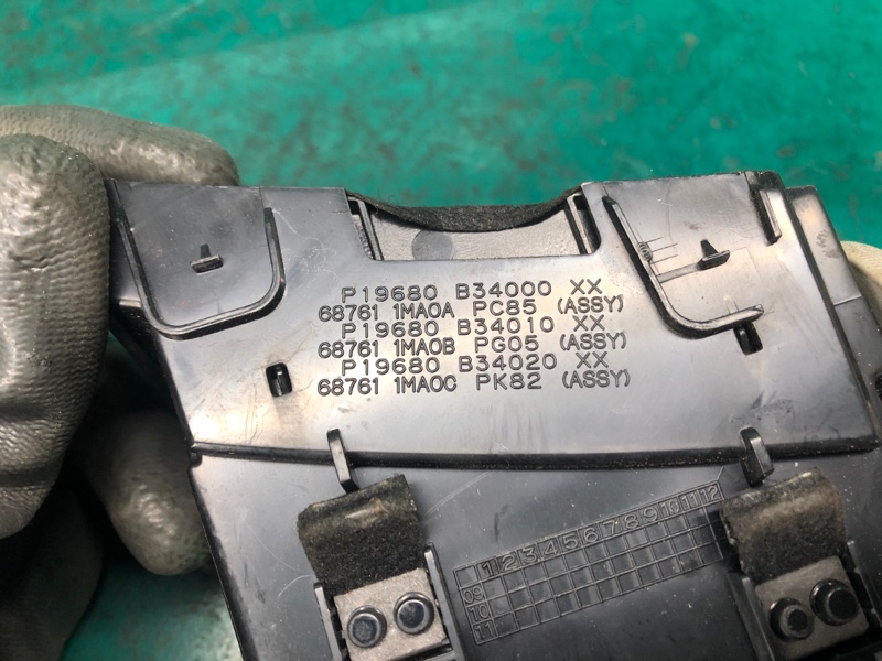 Дефлектор воздушный левый M25/M37/M56/Q70/M35H 10-16 2010 Седан 3.7 VQ37VHR