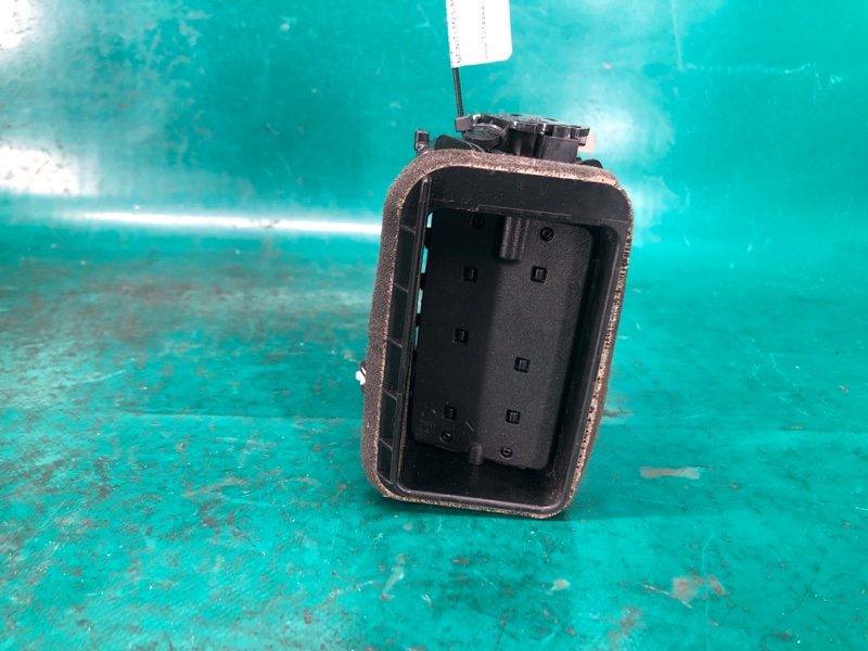 Дефлектор воздушный правый M25/M37/M56/Q70/M35H 10-16 2010 Седан 3.7 VQ37VHR