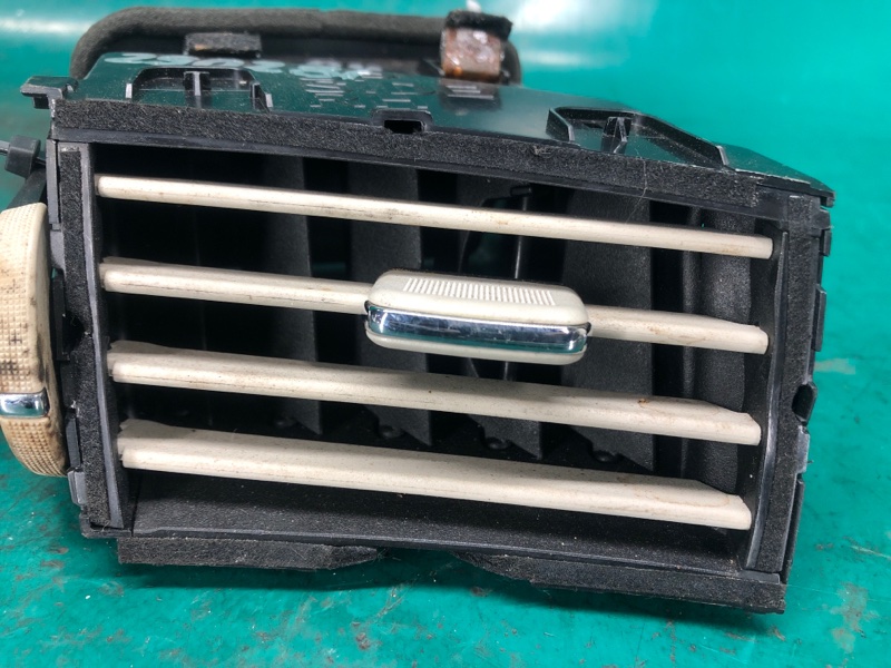 Дефлектор воздушный правый M25/M37/M56/Q70/M35H 10-16 2010 Седан 3.7 VQ37VHR