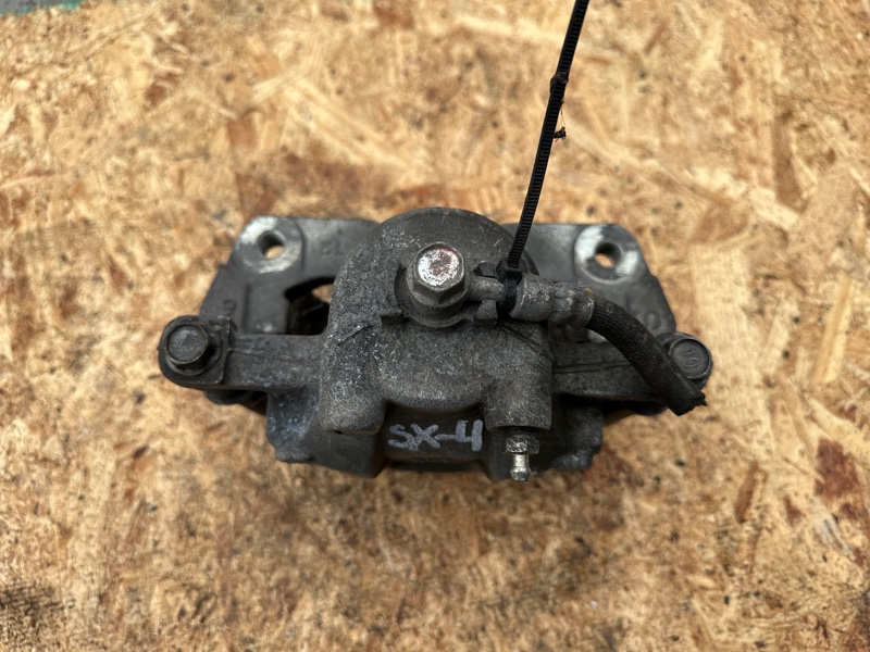 Суппорт тормозной передний левый SUZUKI SX4 06-13