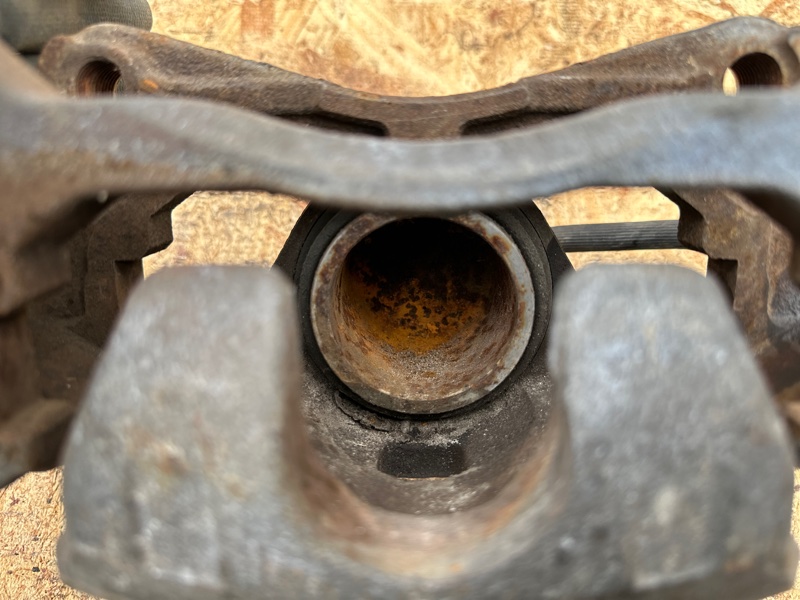 Суппорт тормозной передний правый ALTIMA L33 12-18