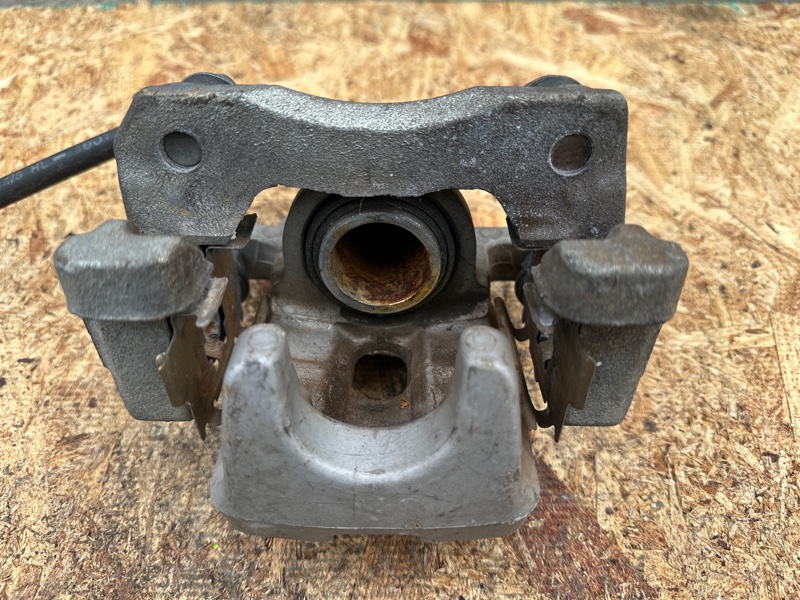 Суппорт тормозной задний правый CAMRY 50 12-15