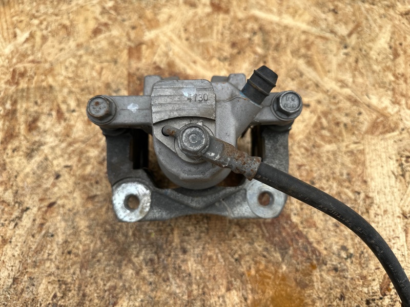 Суппорт тормозной задний левый CAMRY 50 12-15