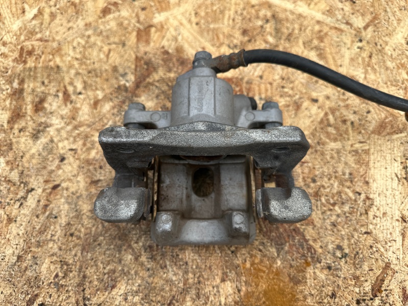 Суппорт тормозной задний левый TOYOTA CAMRY 50 12-15