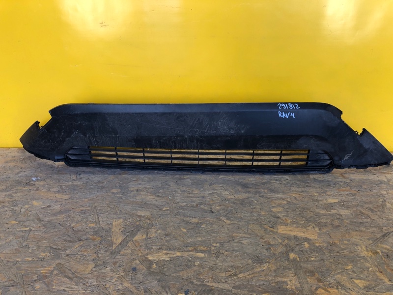 Решетка переднего бампера TOYOTA RAV4 18- 53113-42110 Б/У