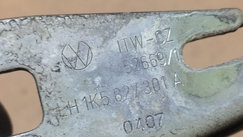 Петля крышки багажника левая VOLKSWAGEN JETTA 05-10 Петля крышки багажника левая VOLKSWAGEN JETTA 05-10