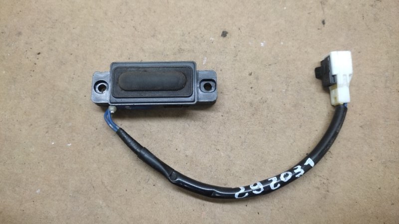 Кнопка открывания багажника наружная SUZUKI KIZASHI 09-14 72821-57L00 Б/У