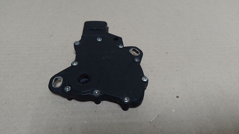 Датчик положения селектора АКПП MITSUBISHI OUTLANDER XL 05-13 8617A002 Б/У