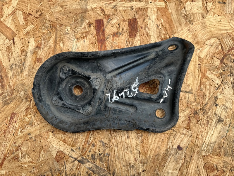 Крепление балки подвески заднее левое CAMRY 40 06-11