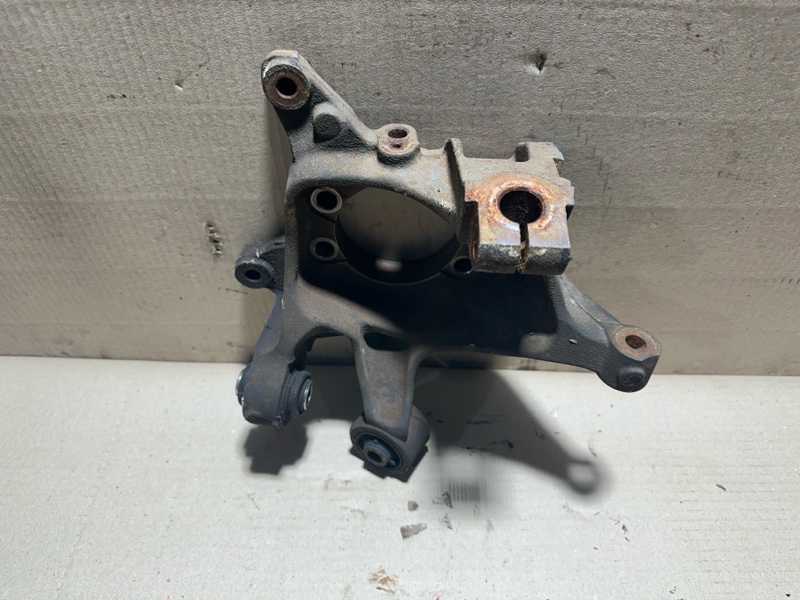 Цапфа левая SUBARU LEGACY 09-15 BM