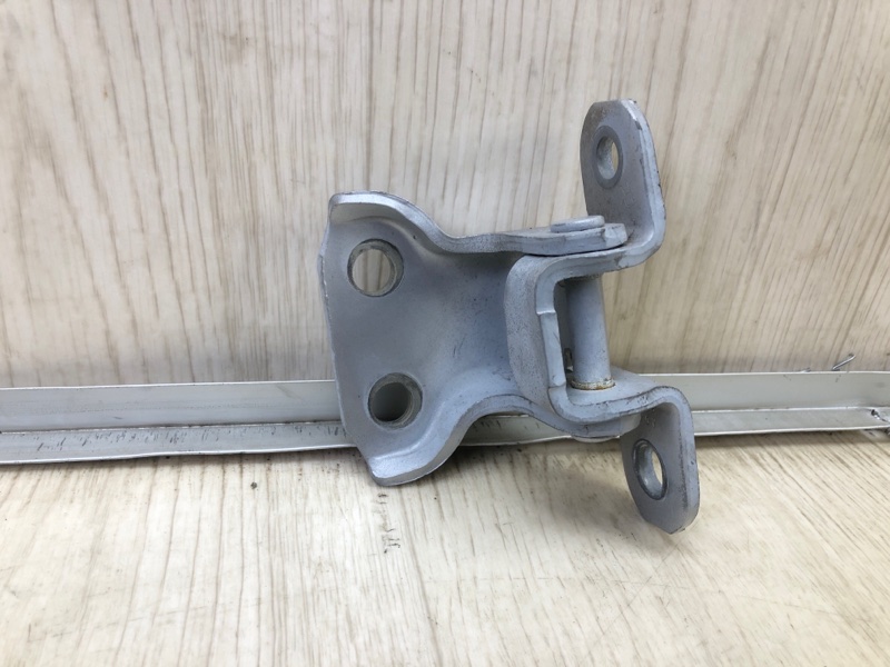 Петля двери нижняя передняя правая ES350 06-12