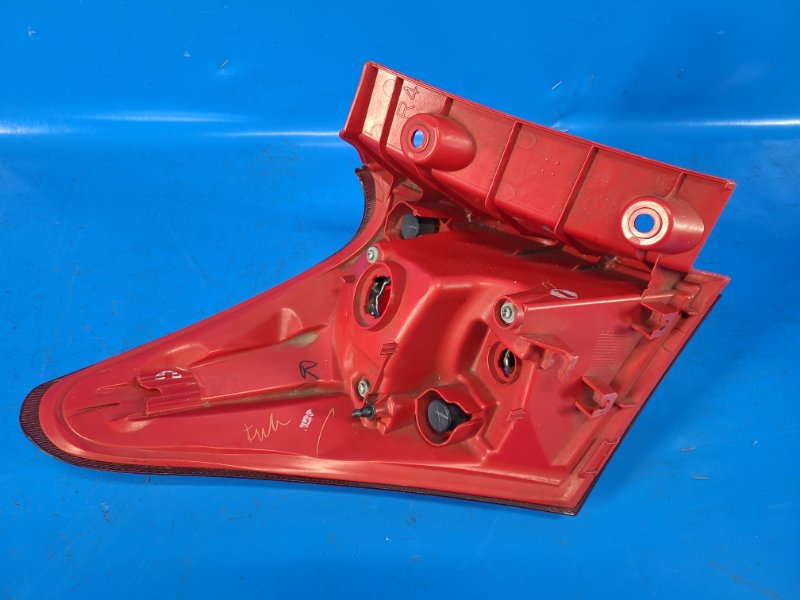 Фонарь наружный правый AURIS 13-18