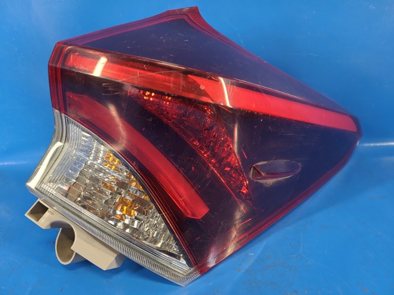 Фонарь наружный правый TOYOTA AURIS 13-18 81551-02A50 Б/У