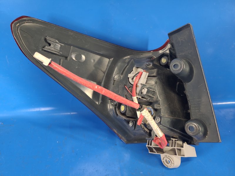 Фонарь наружный правый AURIS 13-18