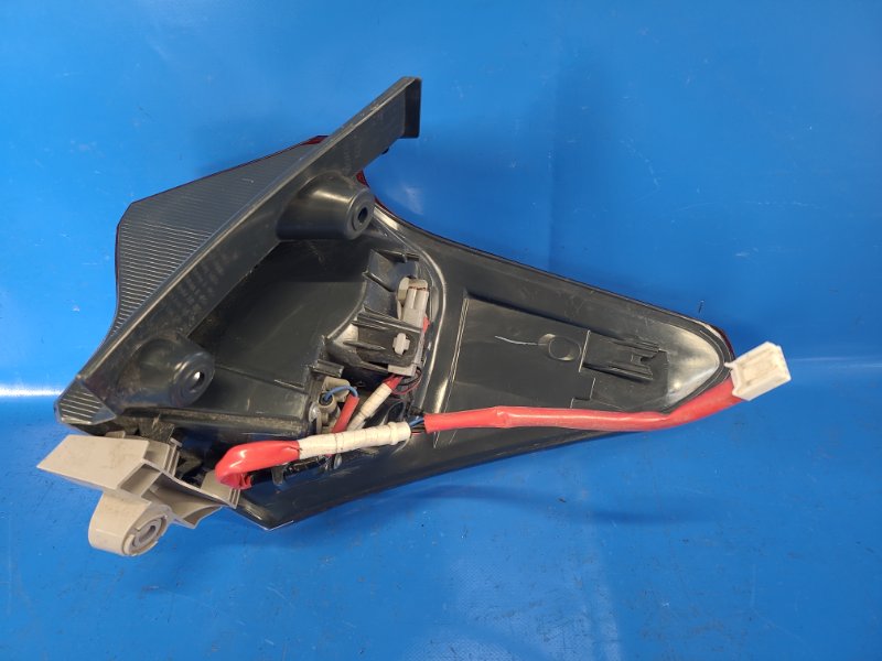 Фонарь наружный левый AURIS 13-18