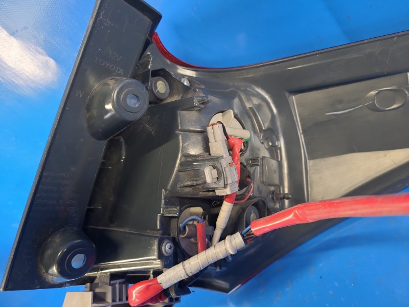 Фонарь наружный левый AURIS 13-18