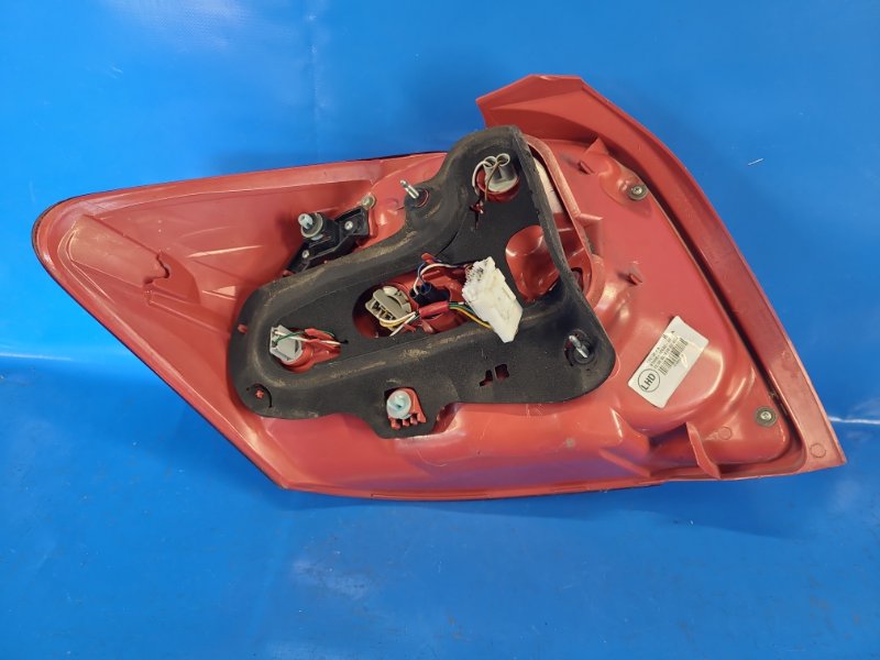 Фонарь наружный правый AURIS 06-12