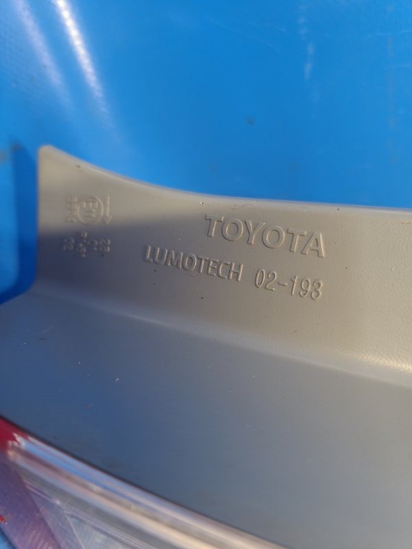 Фонарь наружный правый COROLLA 150 06-13