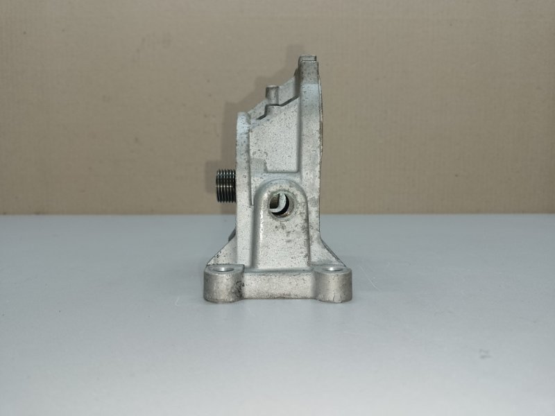 Кронштейн масляного фильтра LAND ROVER EVOQUE 2012-2018 2.0 Кронштейн масляного фильтра LAND ROVER EVOQUE 2012-2018 2.0