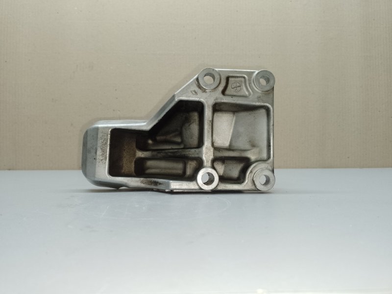 Кронштейн опоры двигателя левый M35/M45 04-10 2004 3.5 VQ35DE