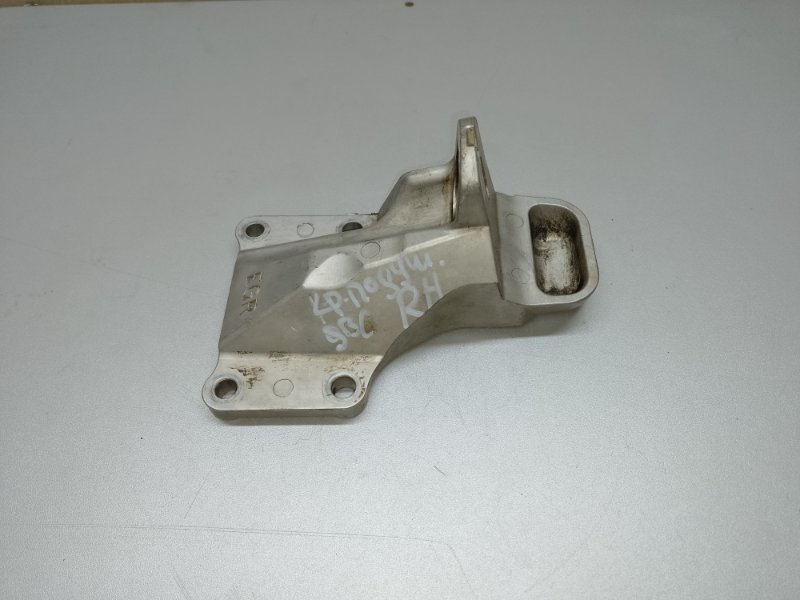 Кронштейн опоры двигателя правый INFINITI M35/M45 04-10 2004 3.5 VQ35DE 11232-EG001 Б/У