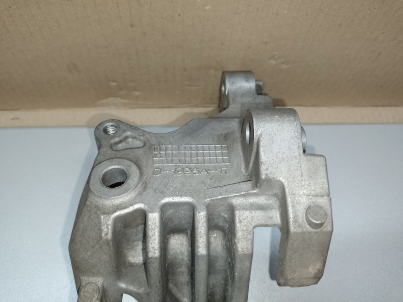 Кронштейн компрессора кондиционера M35/M45 04-10 2004 3.5 VQ35DE