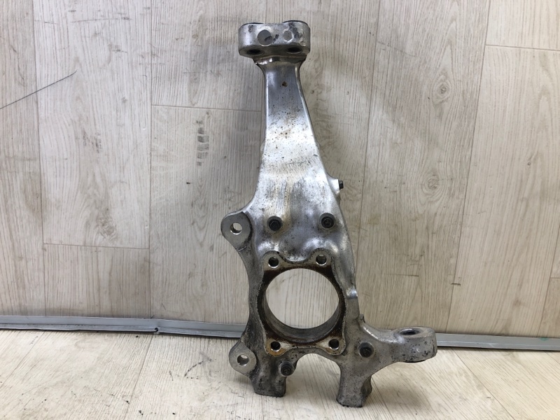 Кулак поворотный передний правый LS600HL 06-17