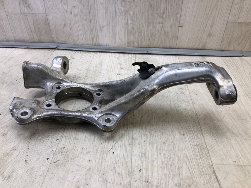 Кулак поворотный передний правый LS600HL 06-17