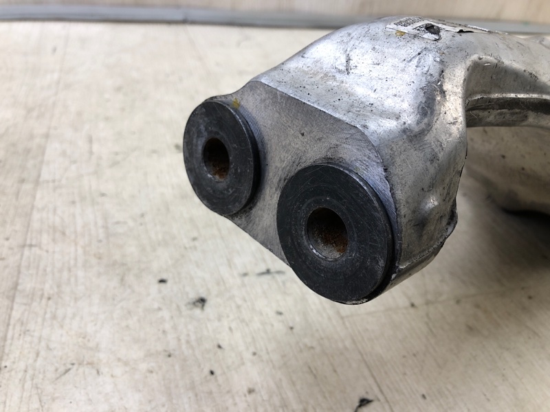 Кулак поворотный передний правый LS600HL 06-17