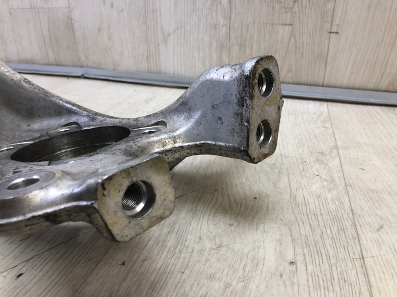 Кулак поворотный передний левый LS600HL 06-17 Кулак поворотный передний левый LS600HL 06-17