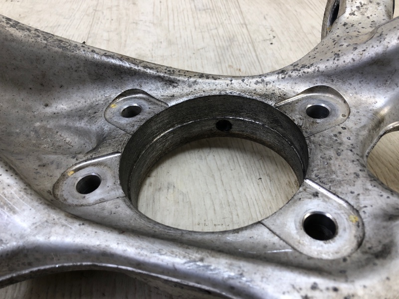 Кулак поворотный передний левый LS600HL 06-17 Кулак поворотный передний левый LS600HL 06-17