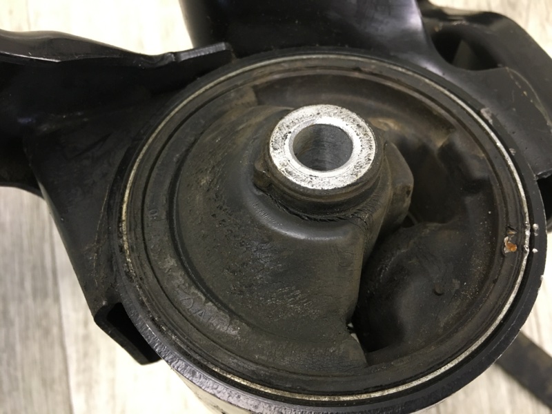 Подушка двигателя левая MAGENTIS 05–10 MG