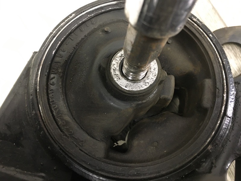 Подушка двигателя левая MAGENTIS 05–10 MG