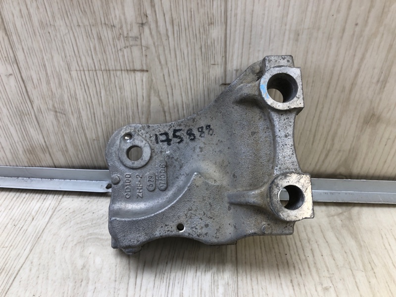 Кронштейн передний правый HONDA CRV 06-12 50625STKA00 Б/У