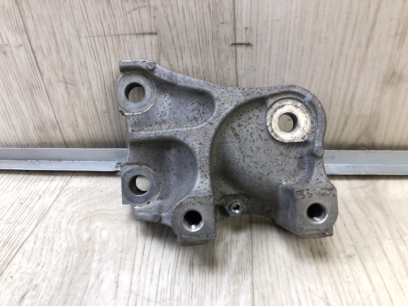 Кронштейн передний правый CRV 06-12