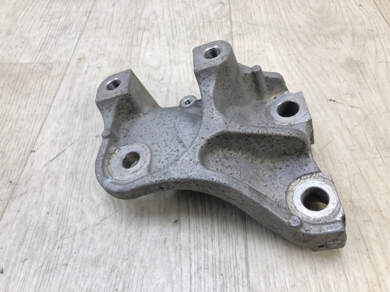 Кронштейн передний правый CRV 06-12