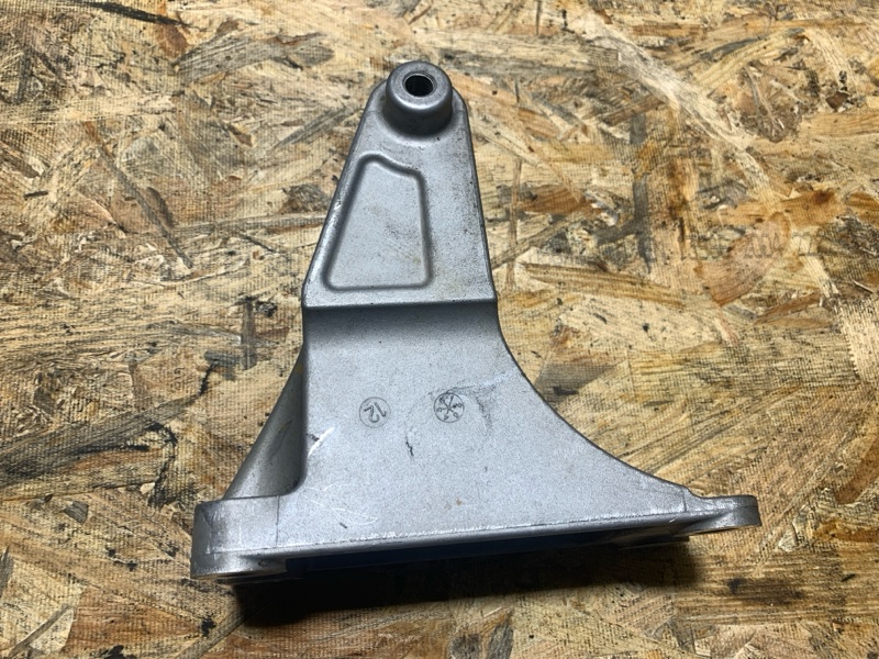 Кронштейн двигателя LEAF 10-17 ZE0