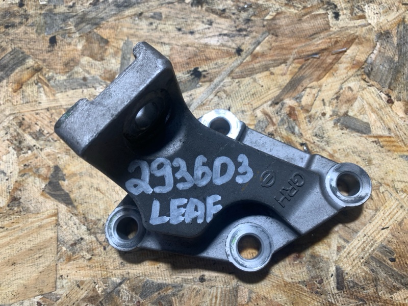 Кронштейн двигателя правый LEAF 10-17 ZE0
