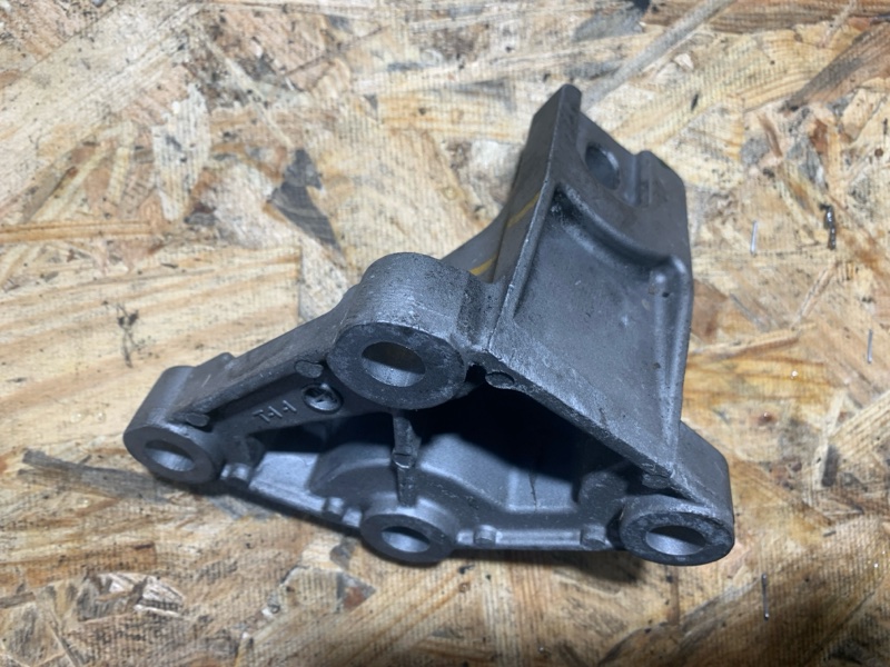 Кронштейн двигателя правый LEAF 10-17 ZE0