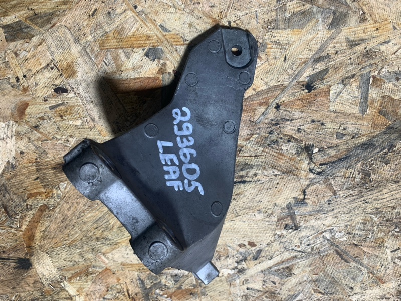 Кронштейн двигателя LEAF 10-17 ZE0