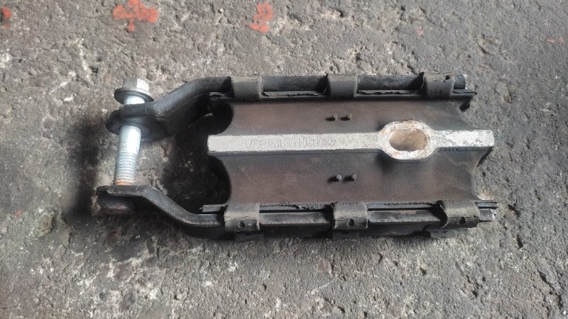 Подушка АКПП VOLVO S60 10-13 2.5L B5254T5 Подушка АКПП VOLVO S60 10-13 2.5L B5254T5