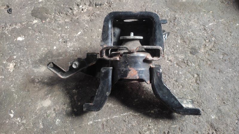 Подушка двигателя правая LEXUS CT200 11-17 2013 1.8 2ZRFXE 12305-37160 Б/У