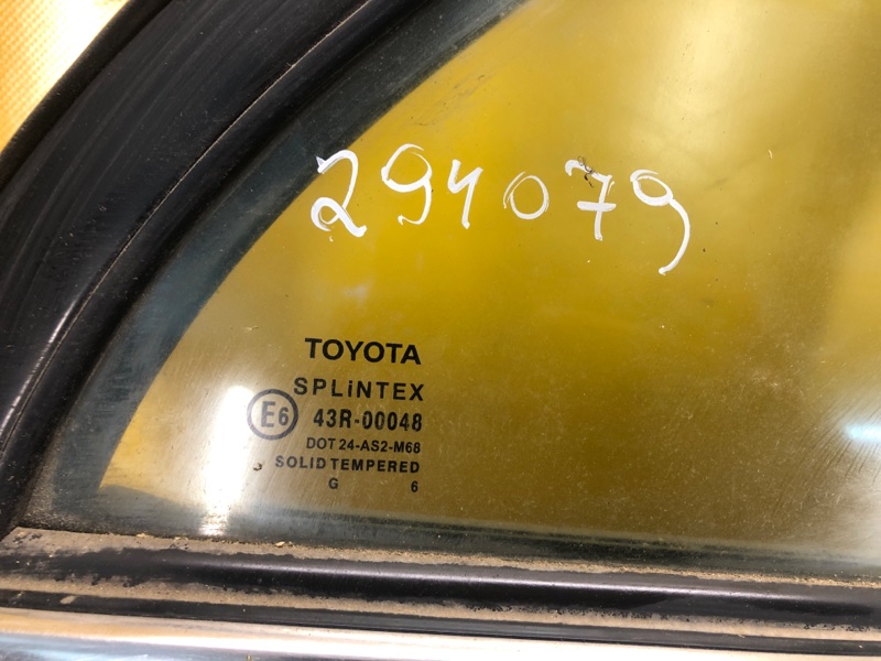 Стекло двери глухое AVENSIS 03-08