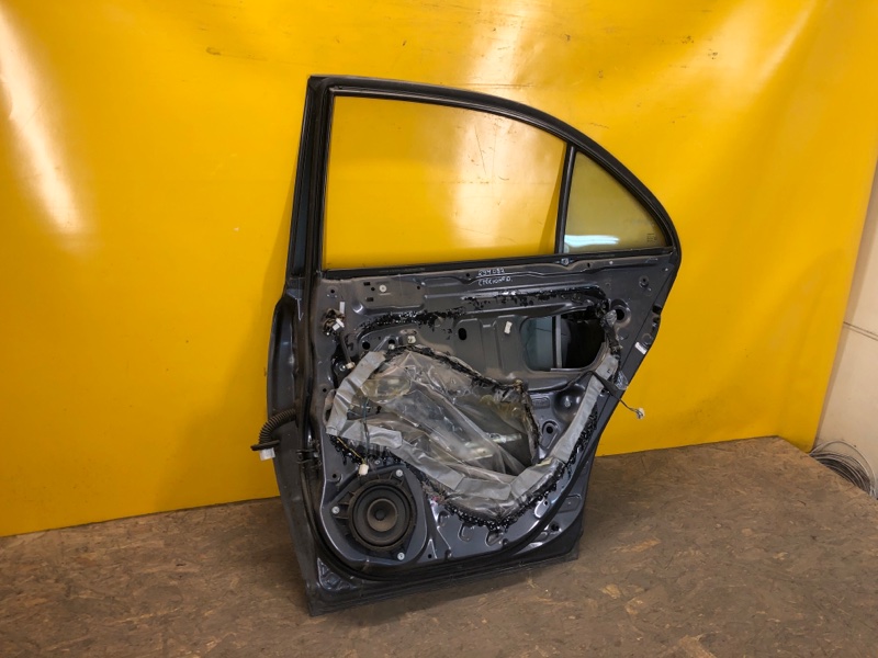 Дверь задняя правая AVENSIS 03-08