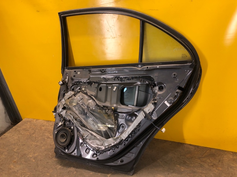 Дверь задняя правая AVENSIS 03-08