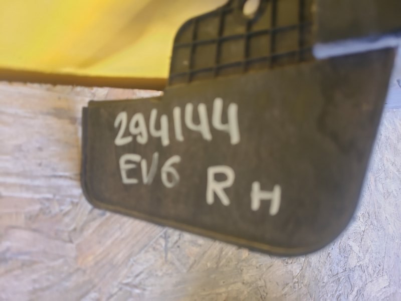 Накладка порога наружная правая EV6 21- Накладка порога наружная правая EV6 21-