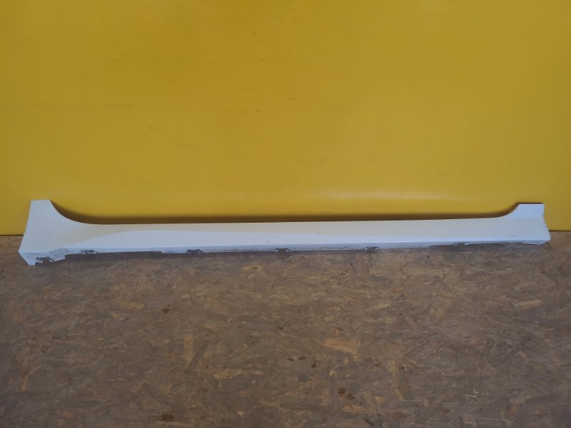 Запчасть накладка порога наружная правая NISSAN LEAF 18- 76852-5SA0A Б/У Накладка порога наружная правая NISSAN LEAF 18- 76852-5SA0A Б/У