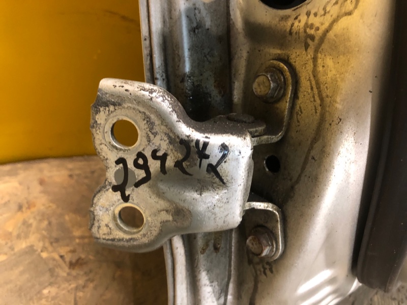 Петля двери нижняя передняя правая TOYOTA AVENSIS 03-08 68730-0D010 Б/У
