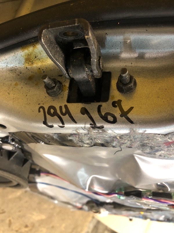 Ограничитель двери передний правый TOYOTA AVENSIS 03-08 68610-05040 Б/У